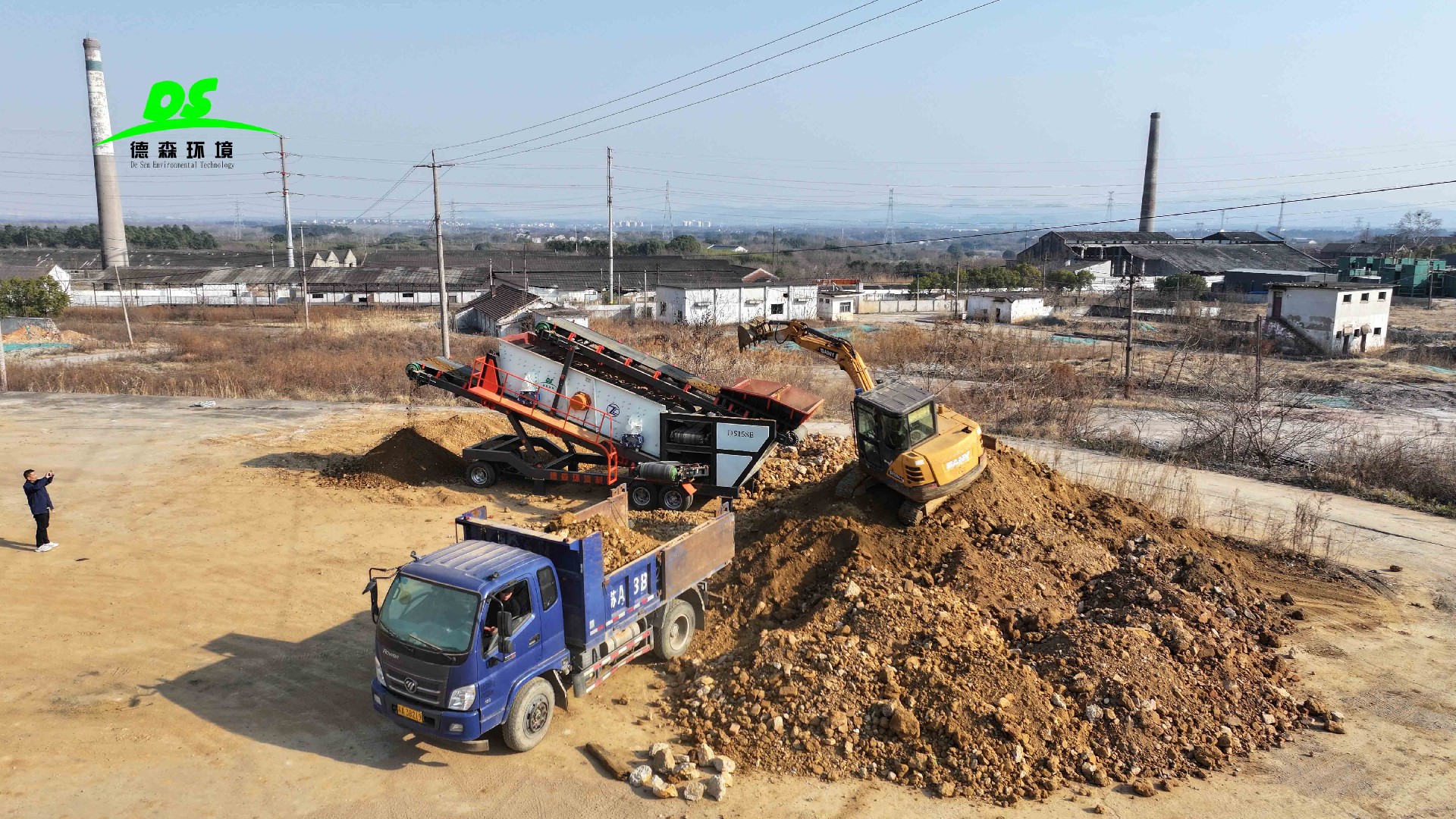 德森環(huán)境篩分車(chē)：用“移動(dòng)篩分”打通固廢資源化的“堵點(diǎn)”